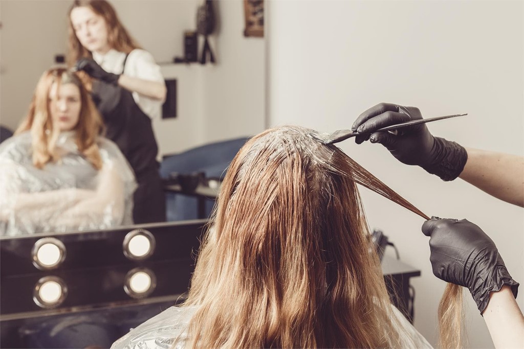 ¿Cómo cuidar el cabello teñido para que el color dure más?