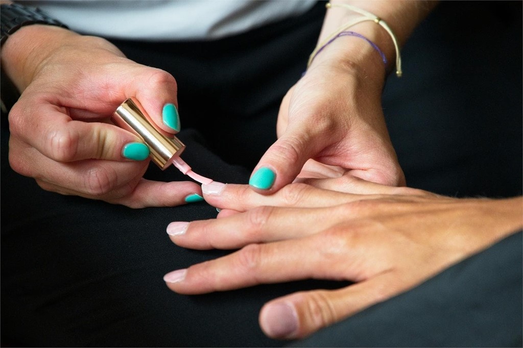 Cómo cuidar tus uñas para que crezcan fuertes y sanas