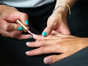 Cómo cuidar tus uñas para que crezcan fuertes y sanas