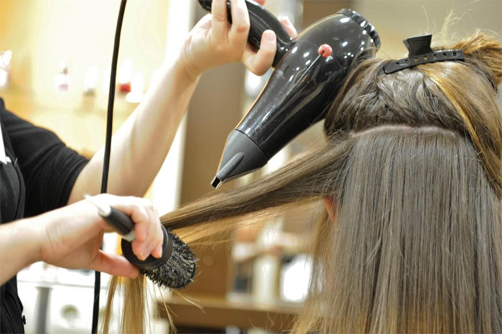 Cómo proteger tu cabello del calor de las planchas y secadores