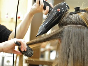 Cómo proteger tu cabello del calor de las planchas y secadores