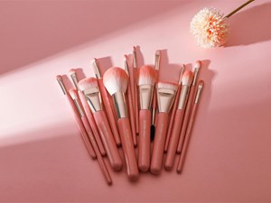 ¿Qué brochas de maquillaje necesitas y cómo limpiarlas correctamente?